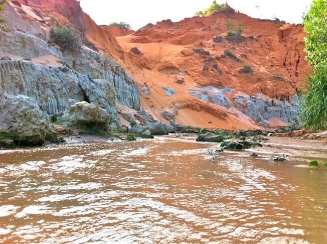 Suối Tiên Mũi Né ấn tượng bởi dòng nước mang sắc đỏ