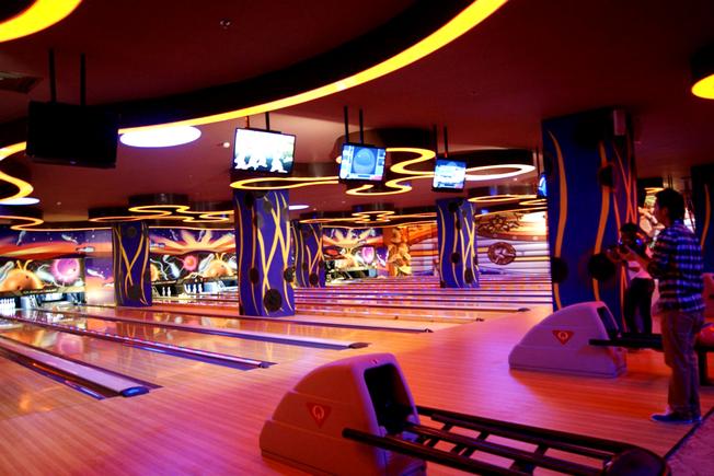 Chơi bowling một trong những hoạt động giải trí thú vị tại Công viên nước