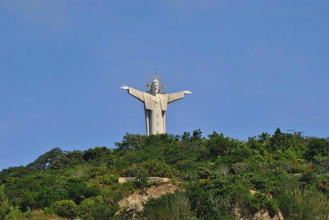 Tượng Chúa Ki-tô trên đỉnh Núi Nhỏ thấp