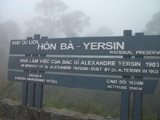 Guide board to Dr. Yersin's house