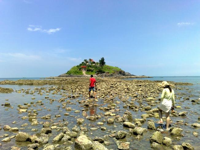 Walk when the water is low on the Temple