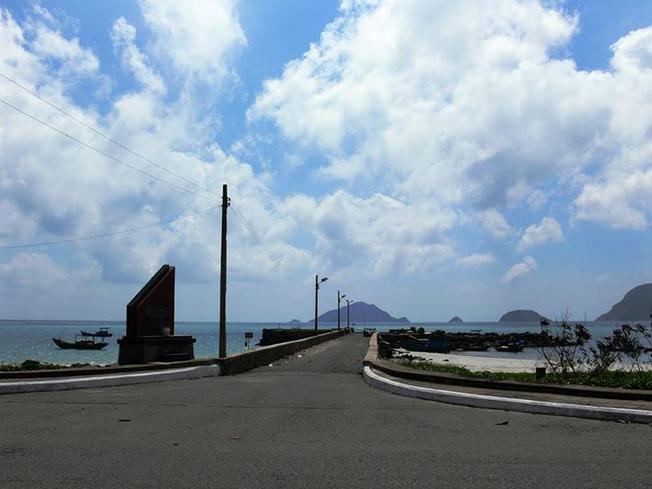 Đường dẫn vào cảng Cầu Tàu với tấm biển ghi công