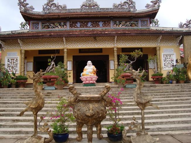 Du lịch tâm linh chùa Linh Quang