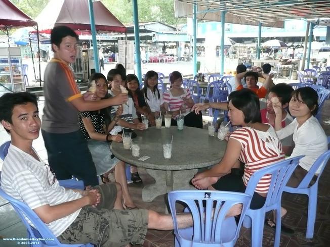 Du khách thưởng thức sữa tươi tại Trang trại bò sữa Long Thân