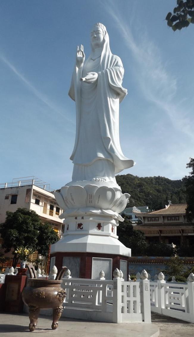 Bức tượng Phật bà Quan Âm cao 16m với tầm nhìn hướng biển