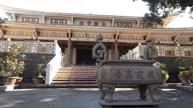 Khuôn viên chùa không quá rộng rãi nhưng gần gũi