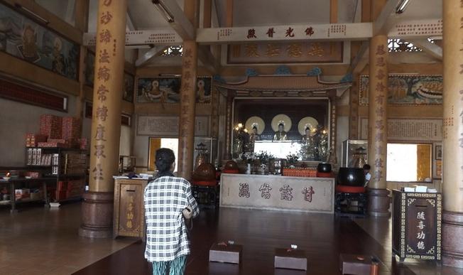 Chánh điện chùa Quan Âm