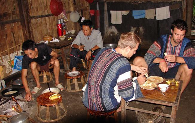 Ngủ ở bản làng là điều kiện thuận lợi cho việc qua đêm của đoàn