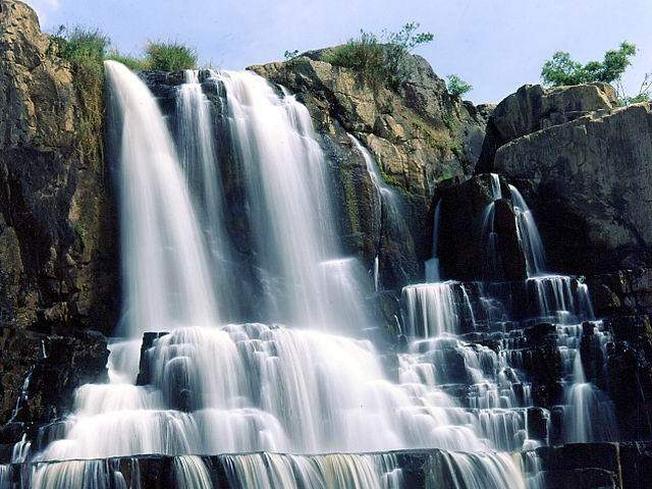 Những thác nước thanh lịch là một điểm thu hút khách du lịch nổi tiếng