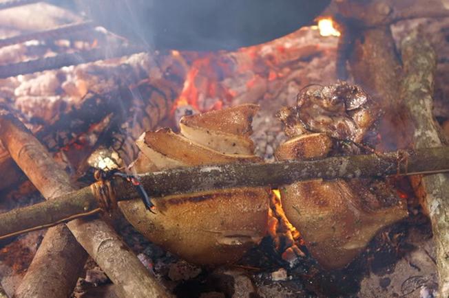 Lợn cắp nách món ăn truyền thống độc đáo chỉ có ở Sa Pa