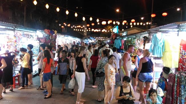 Phố đi bộ Yến Sào Khánh Hòa hấp dẫn đông đảo các du khách