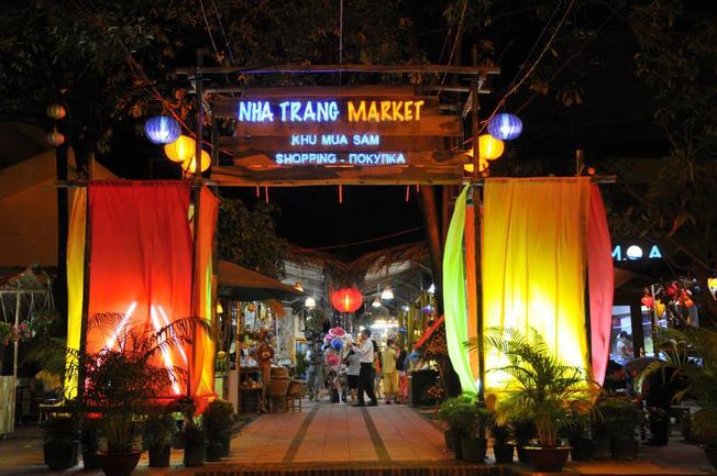 Cổng chào rực rỡ của khu phố đi bộ Nha Trang Market