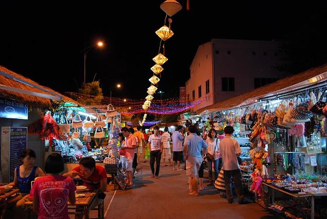Phố đi bộ Nha Trang Market vời hàng quán đa dang và phong phú