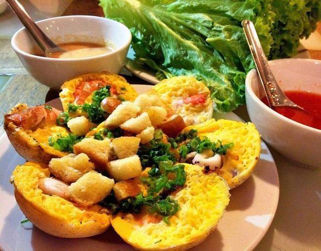 Thưởng thức món bánh căn món ngon không thể bỏ qua tại Nha Trang