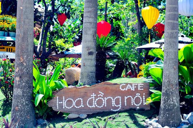 Cổng chào bắt mắt của Cafe Hoa Đồng Nội