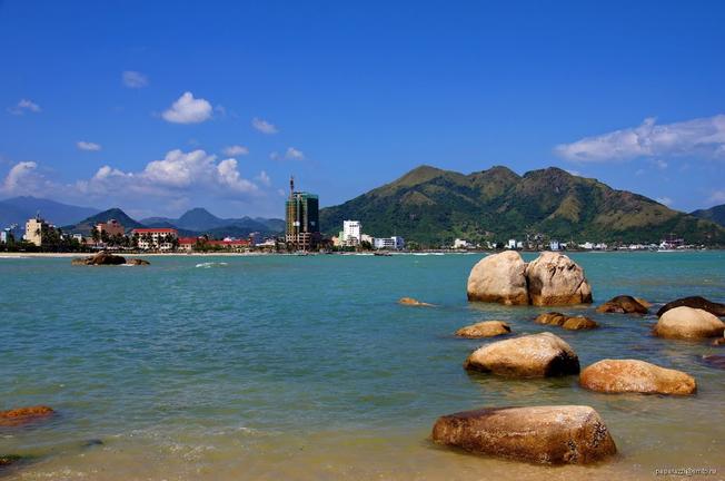 Lo splendido scenario di Nha Trang scintillante ai piedi della bellissima montagna Co Tien