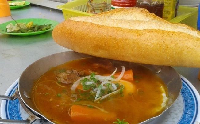 Chảo bò kho với bánh mì cho bữa sáng tại Nha Trang