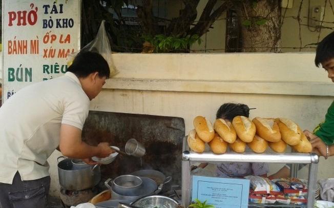 Một quán bành mì bò kho bình dân tại Nha Trang