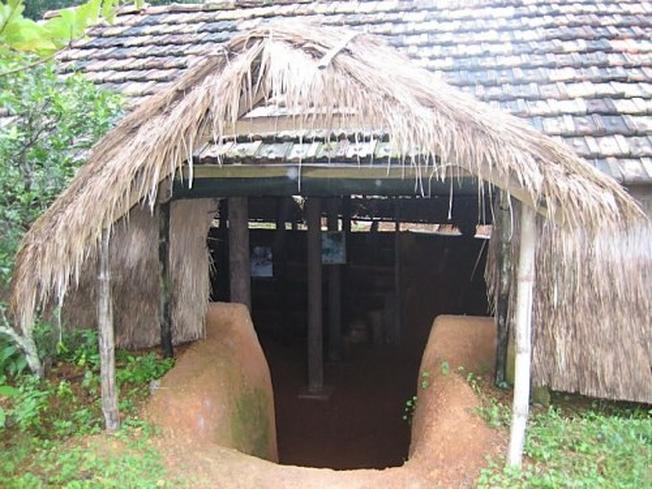 Một ngôi nhà mái lá đơn sơ được xây dựng trong lòng đất của khu căn cứ