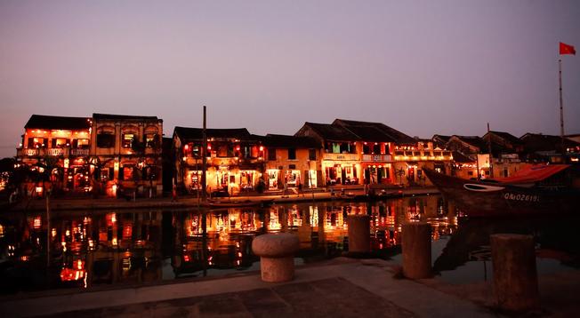 Hội An lộng lẫy về đêm trên con kênh nhỏ bao quanh thành phố cổ xưa