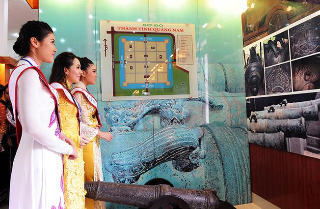 Các thí sinh Hoa Hậu Các Dân Tộc Việt Nam đến thăm Bảo Tàng Điện Bàn