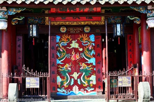 Cận cảnh cổng vào được thiết kế cầu kỳ của ngôi chùa