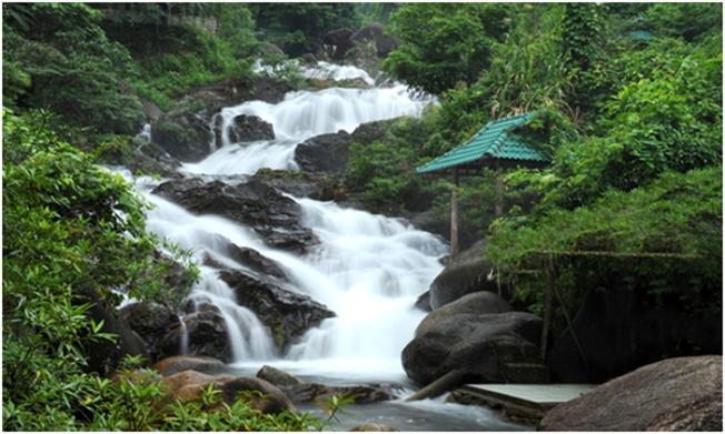 Thác Bạch Lan tuôn trào thơ mộng