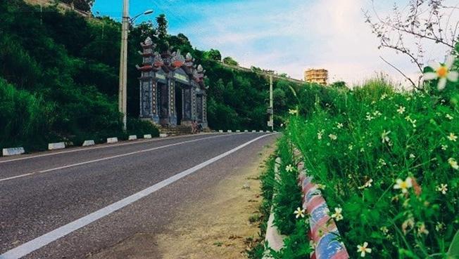 Con đường thơ mộng dẫn lên ngôi chùa Linh Ứng nổi tiếng