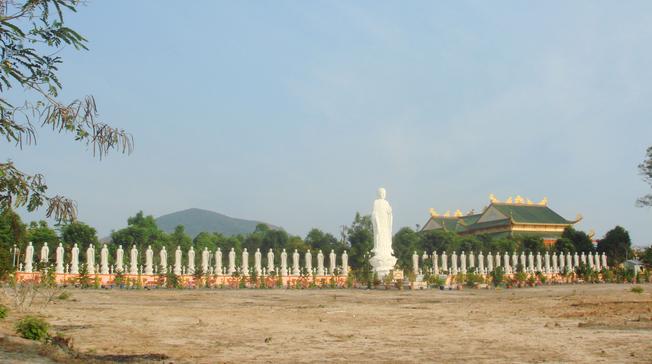 Những cánh đồng rộng lớn của ngôi đền