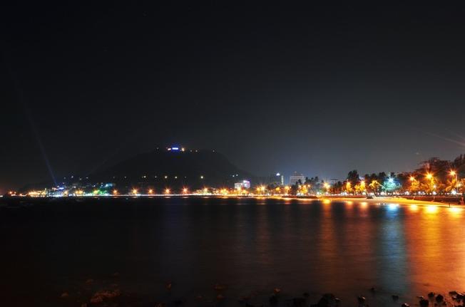 Bãi biển Thùy Vân về đêm thật huyền ảo