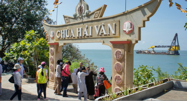 Chùa Hải Vân điểm đến thu hút nhiều du khách và Phật tử ghé thăm
