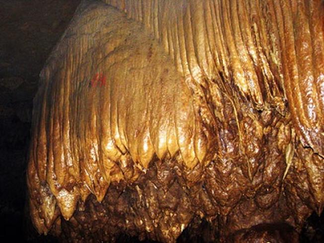 Nhũ đá trong hang Cám Rang có màu nâu
