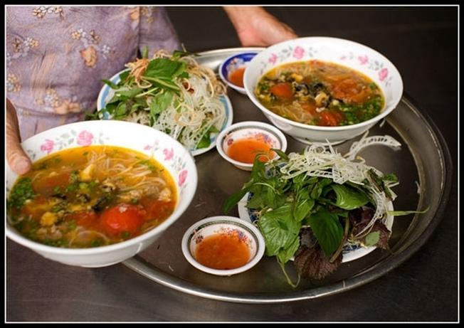 Bún riêu cua ốc nổi tiếng chợ Đồng Xuân một điểm ăn uống Hà Nội khó có thể bỏ qua