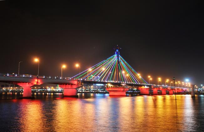 Cầu quay sông Hàn đẹp lung linh trong ánh sáng đèn