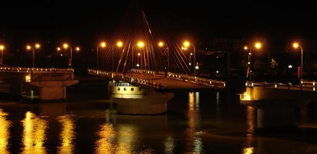 Cầu quay sông Hàn bắt đầu chuyển động để thuyền buồn qua lại