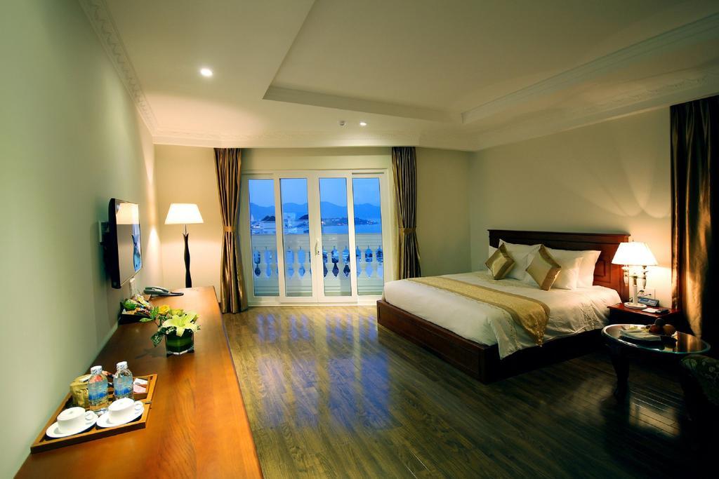 Bao trọn view <span class='marker'>mang</span> top 10 khách sạn Nha Trang <span class='marker'>sắp</span> biển nhất