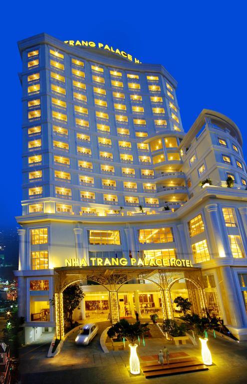 Bao trọn view <span class='marker'>sở hữu</span> top 10 khách sạn Nha Trang <span class='marker'>gần</span> biển nhất